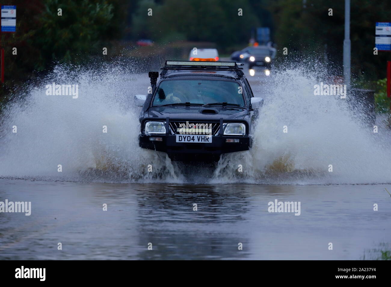 Un 4x4 Mitsubishi making a splash en conduisant à travers les inondations en Castleford Banque D'Images