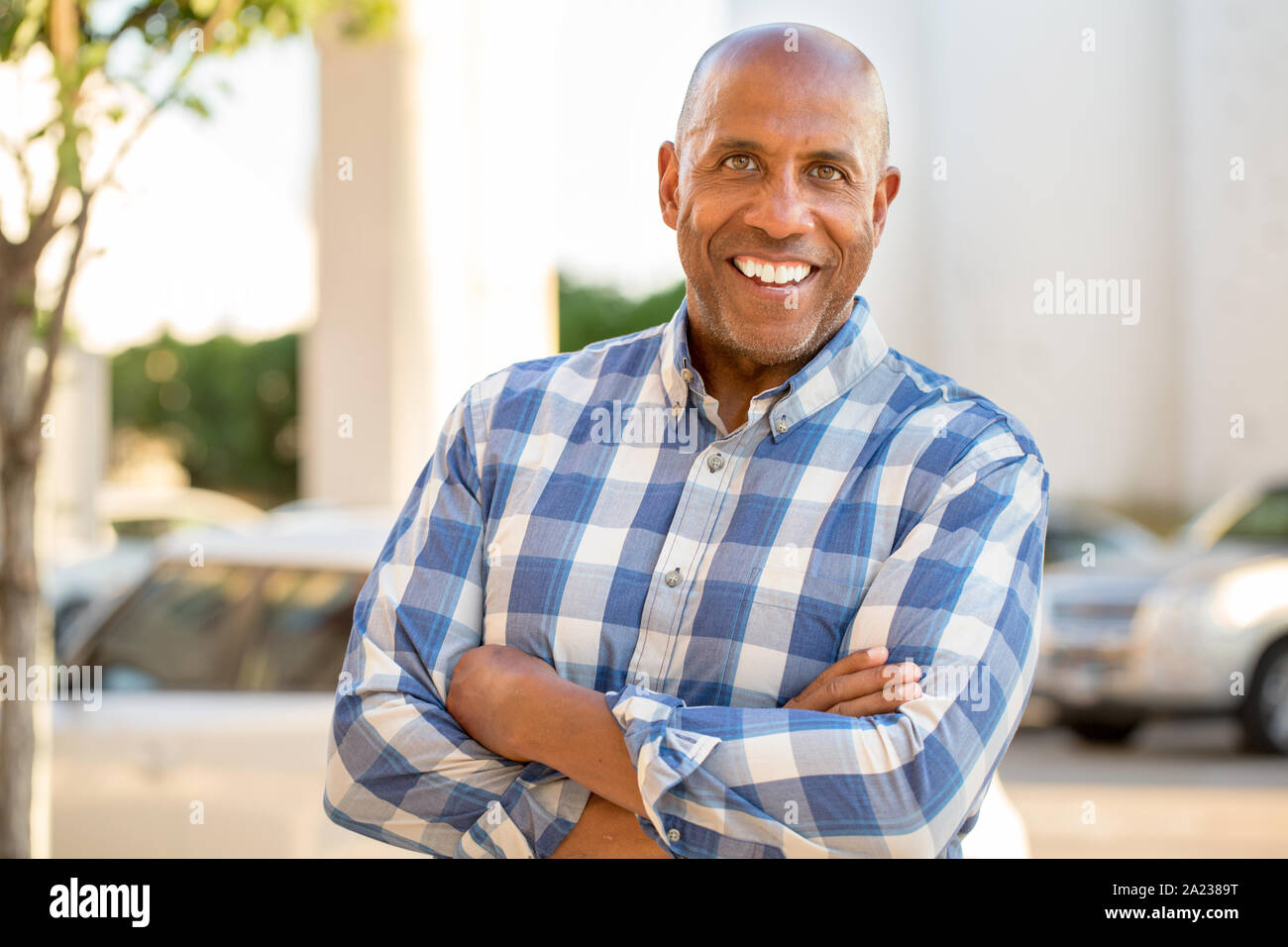 Senior African American man smiling extérieur. Banque D'Images