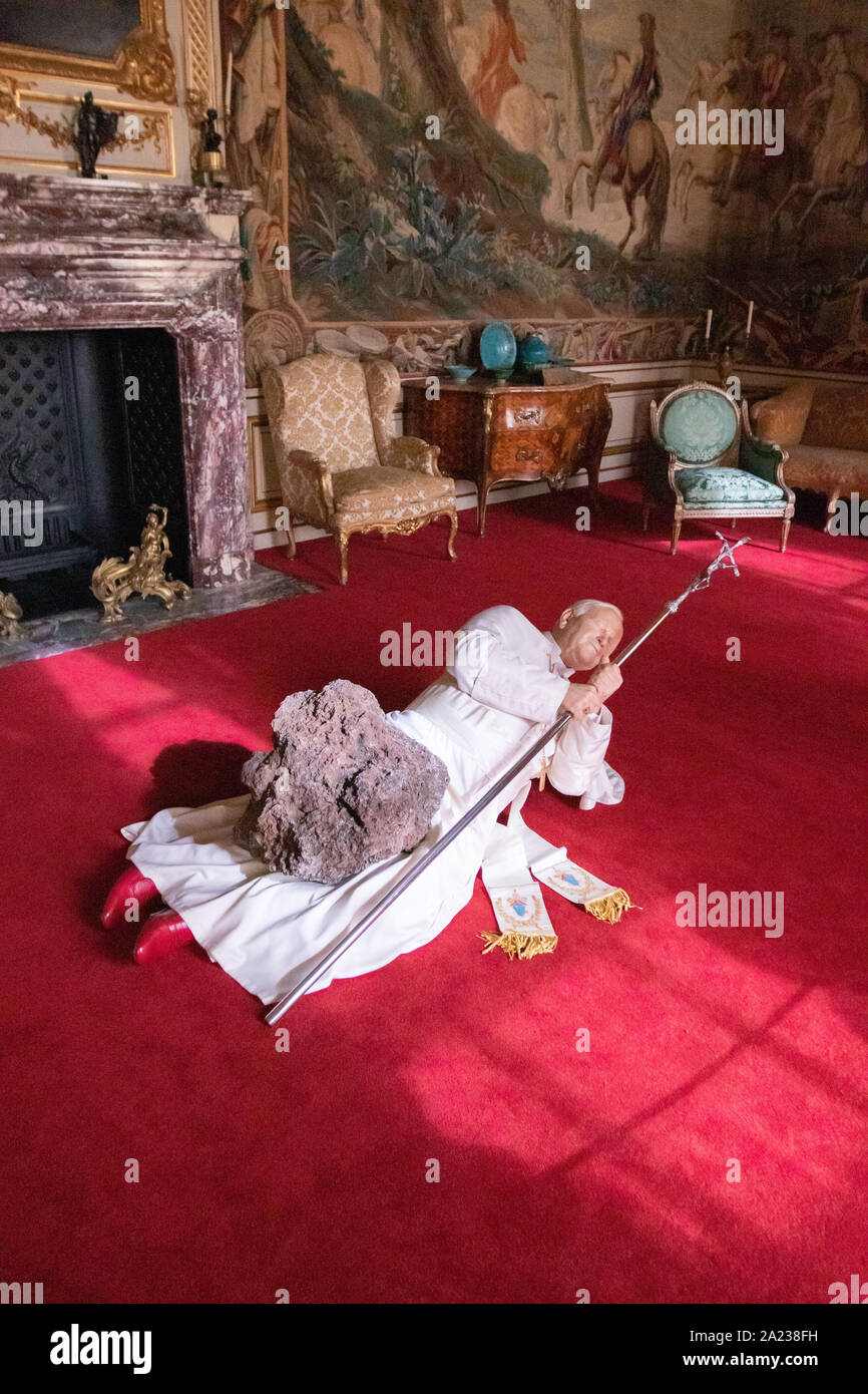 Maurizio Cattelan's Pope frappé par une météorite exposition dans le Palais de Blenheim. C'est ici que son célèbre Golden carot 18 toilettes art exhibit a été volé. Banque D'Images