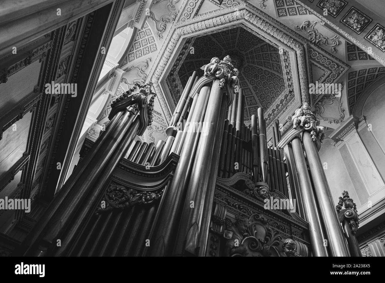 À la recherche d'un Palais de Blenheim l orgue dans la Long Room. C'est là que Maurizio Cattelan's célèbre Golden carot 18 toilettes art exhibit a été volé. Banque D'Images