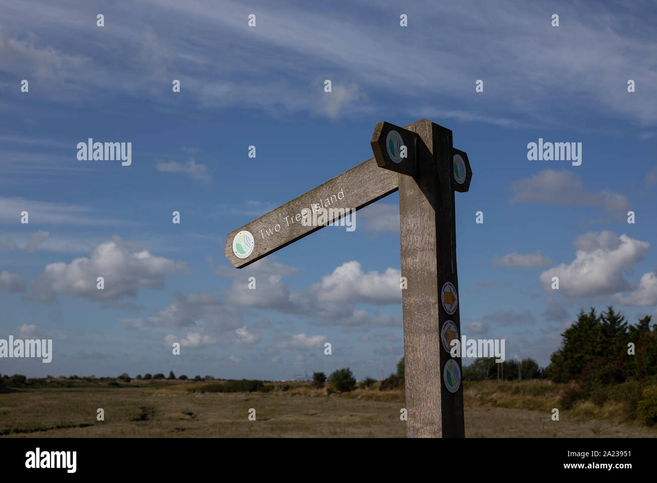 En bois un sentier public signe, diriger les promeneurs à deux Tree Island, près de Leigh-on-Sea, Essex, Angleterre. Ciel bleu et nuages en arrière-plan. Banque D'Images