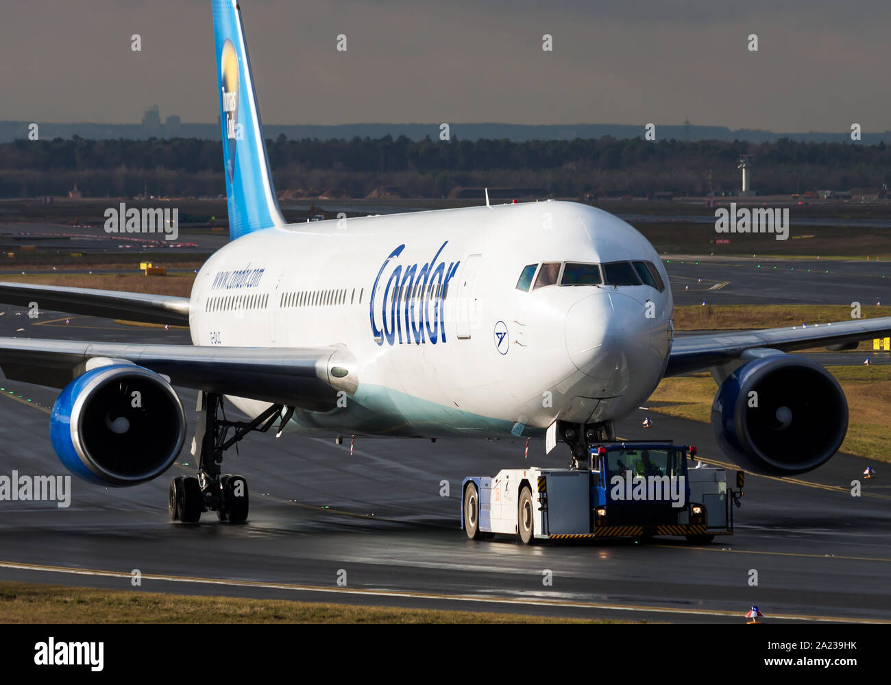 Francfort / ALLEMAGNE - 4 décembre 2012 : Condor Boeing 767-300 G-DAJC avion de passagers roulant à l'aéroport de Francfort Banque D'Images