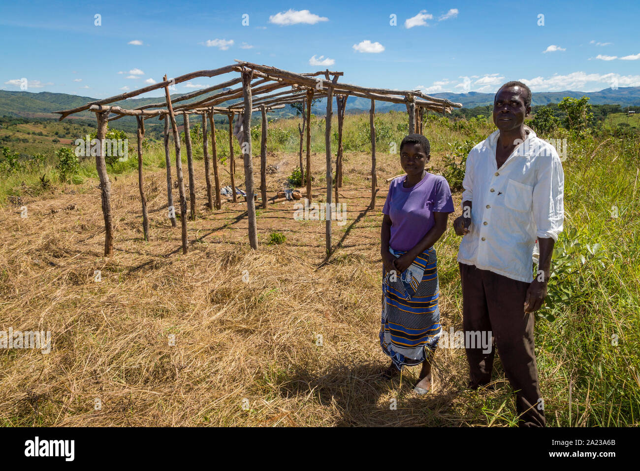 Deux migrants commencent à construire une nouvelle maison dans une partie éloignée du nord du Malawi Banque D'Images