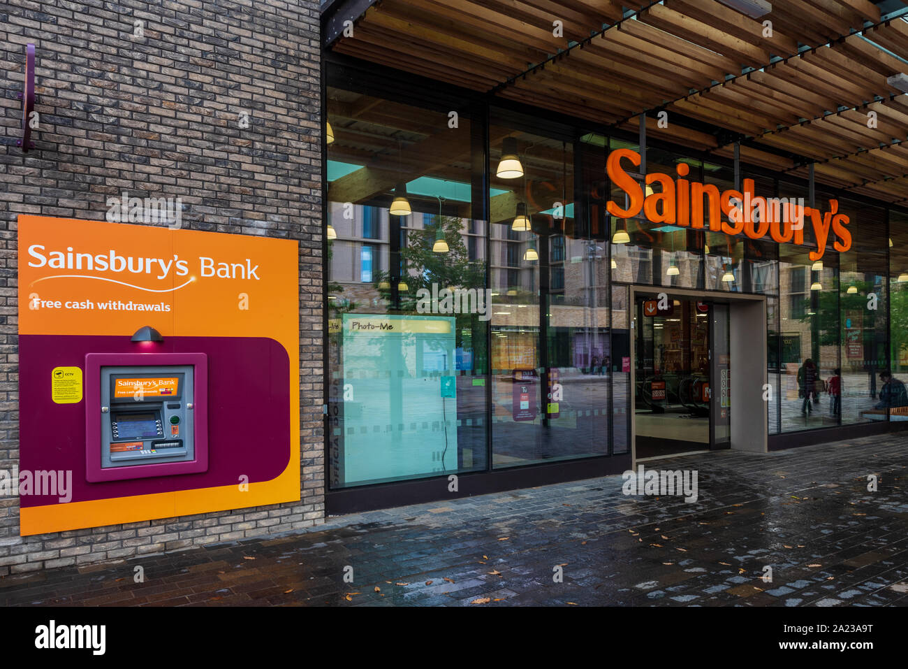 Entrée au magasin Sainsbury's avec la machine à billets Sainsbury's Bank - entrée à la boutique Sainsburys - entrée au supermarché Sainsburys Banque D'Images