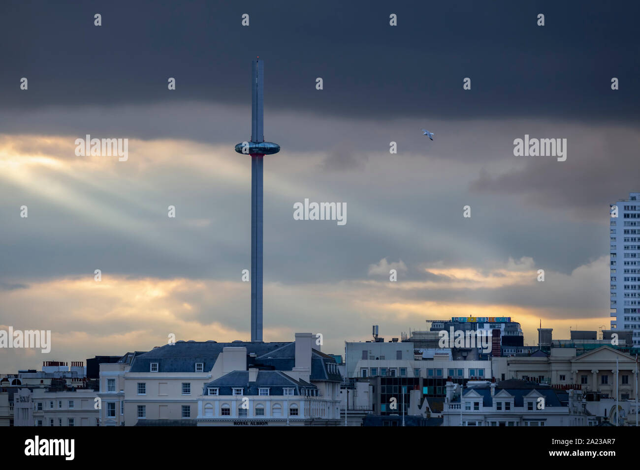 La lumière du soleil traversant les nuages à Brighton derrière le j360 Banque D'Images