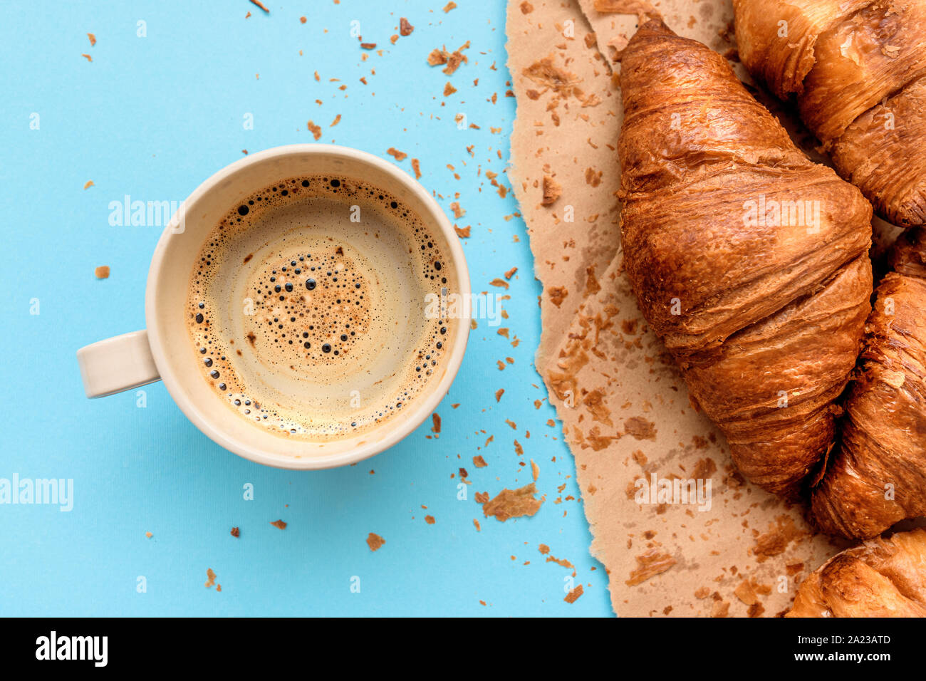 Café et croissants pour le petit-déjeuner, vue de dessus de boisson chaude dans la tasse à café et pâtisserie savoureuse Banque D'Images