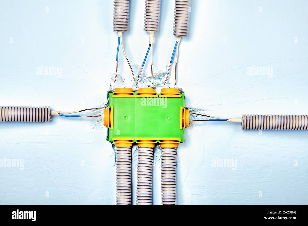 Boîtier de raccordement électrique dans le processus d'installation. Canalisations électriques jusqu'à l'autre et des câbles passent à travers ou à l'intérieur du joint sont bo Banque D'Images