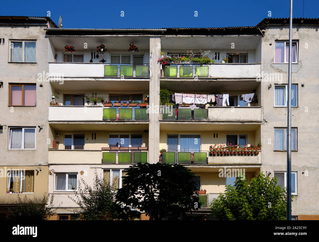 Immeuble en béton de 5 étages avec balcons remplis de plantes et d'étendre le linge. Marmetiei Sighetu Roumanie Banque D'Images