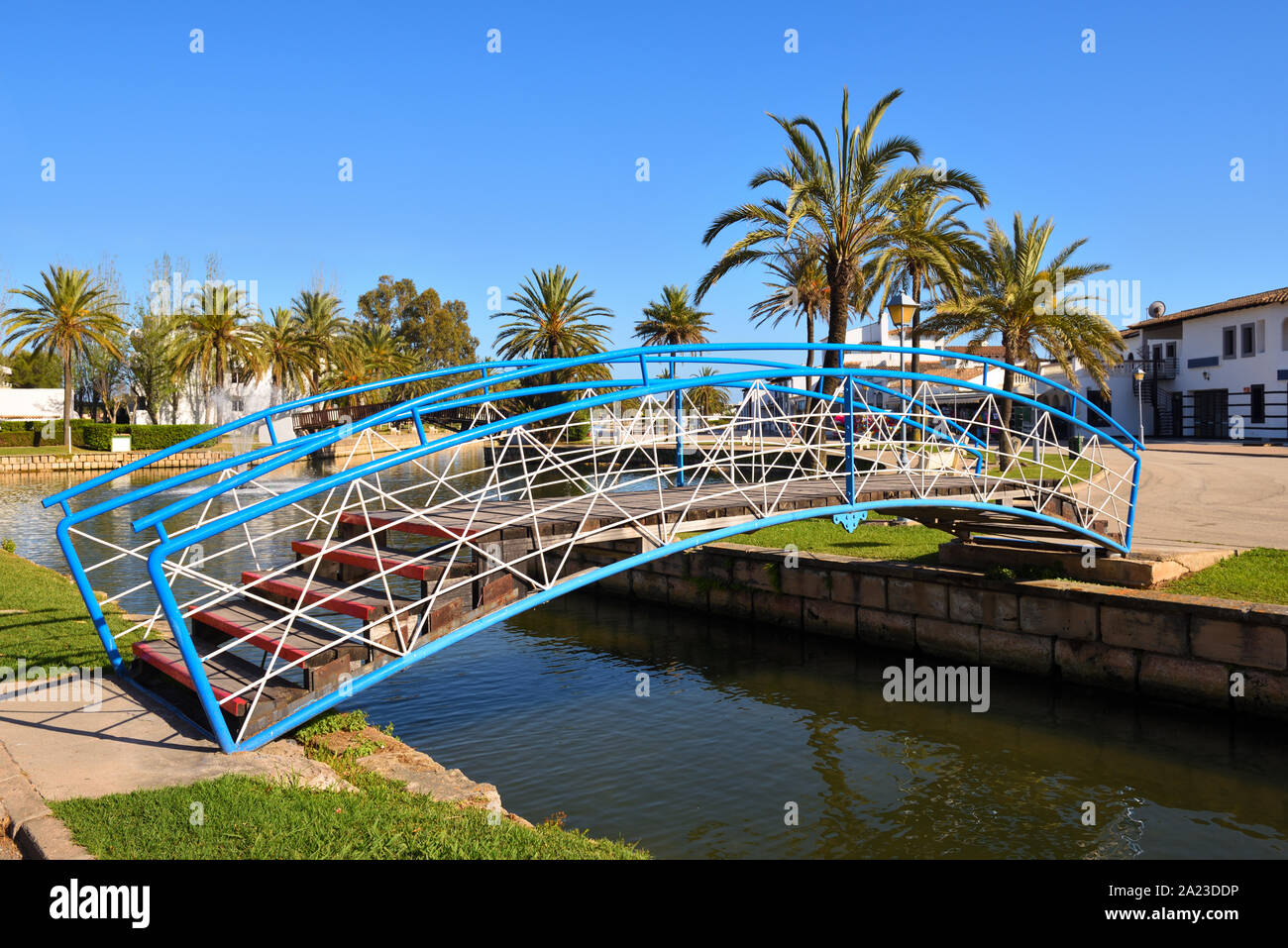 Passerelle au-dessus d'un canal dans la ville d'Alcudia à Majorque, Espagne Banque D'Images