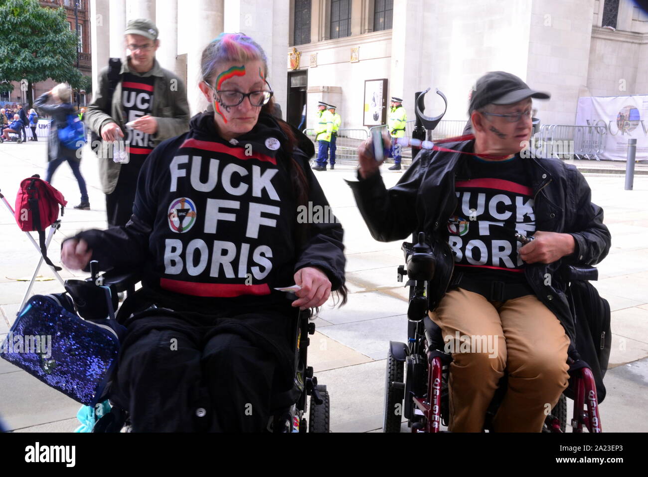 Les personnes à mobilité réduite contre les coupures (ATLC) manifestants devant la conférence du parti conservateur 2019 le jour 2 à Manchester, Royaume-Uni, porter des t-shirts demande à Boris Johnson à quitter la ville. Banque D'Images