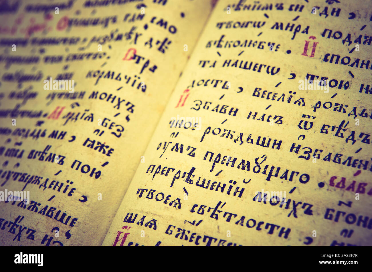 Vieux slave bible avec texte cyrillique Banque D'Images