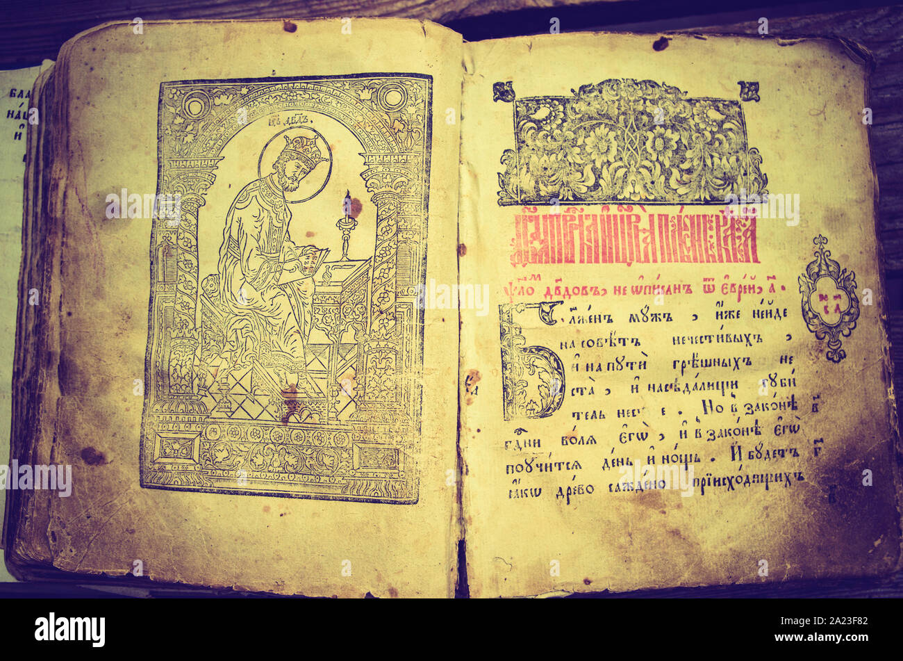 Vieux slave bible avec texte cyrillique Banque D'Images