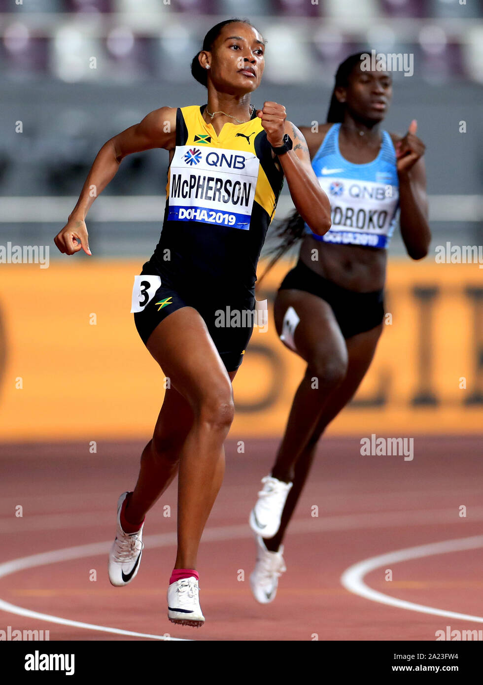 En Jamaïque, le Stephenie Ann McPherson (à gauche) participe à la 4e de la chaleur 400 mètres pendant quatre jours de la es Championnats du Monde au Khalifa International Stadium, Doha, Qatar. Banque D'Images