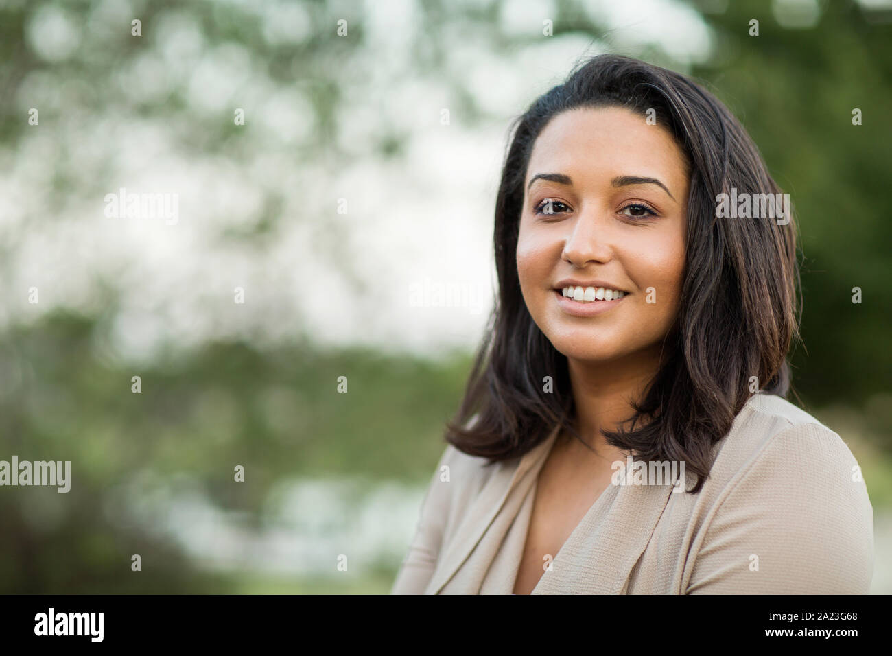 Jeune confident happy Hispanic woman smiling extérieur. Banque D'Images