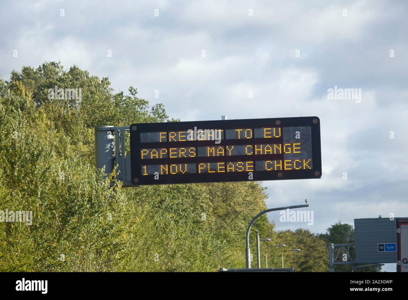 Panneau d'autoroute, des chauffeurs de camions de marchandises d'avertissement à propos de brexit. L'Angleterre Banque D'Images Panneau d'autoroute, des chauffeurs de camions de marchandises d'avertissement à propos de brexit. L'Angleterre Banque D'Images