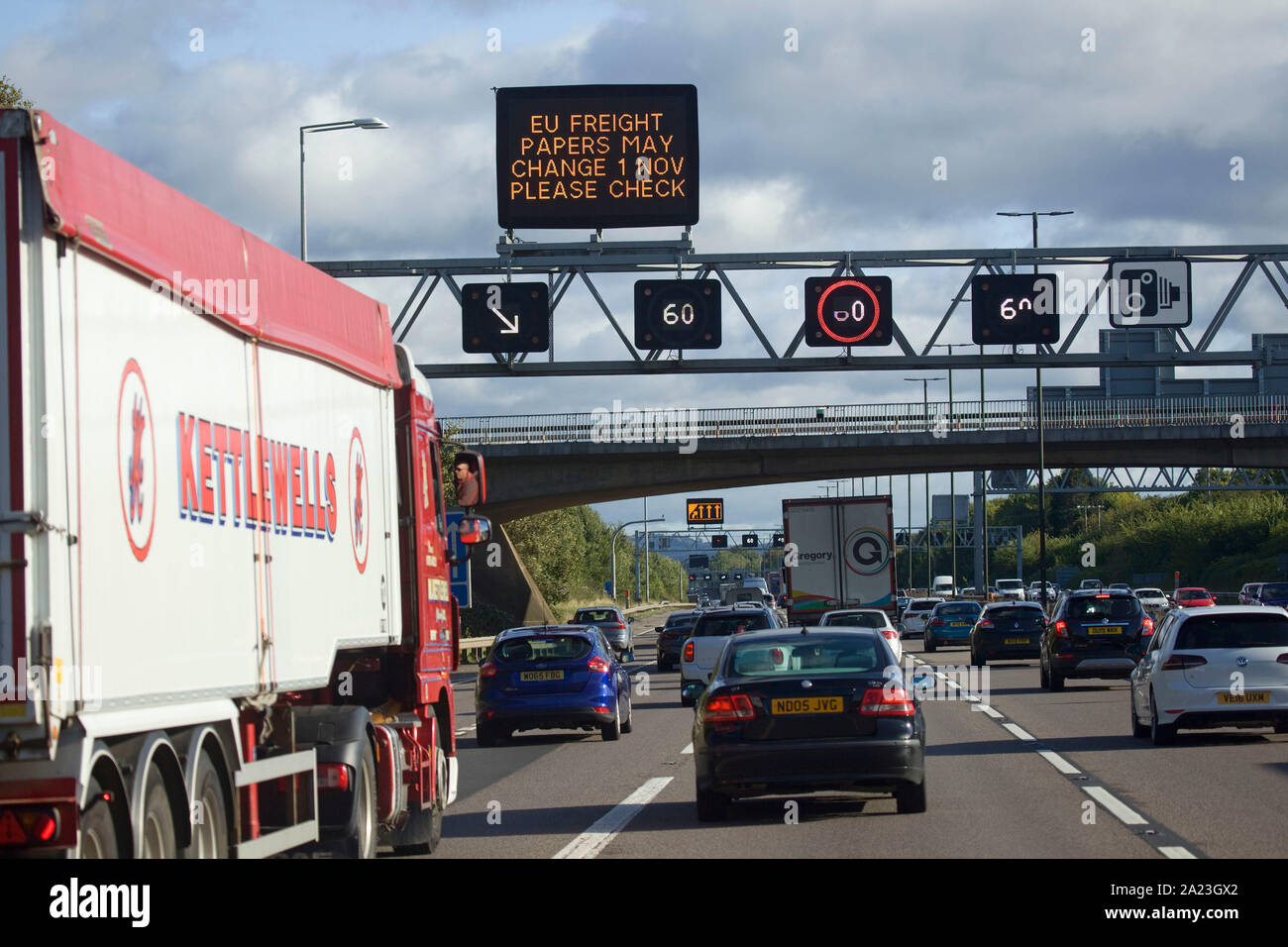Signe d'autoroute des pilotes de transport qu'ils peuvent avoir besoin de nouveaux documents à la suite de la sortie de l'UE Royaume-Uni Banque D'Images Signe d'autoroute des pilotes de transport qu'ils peuvent avoir besoin de nouveaux documents à la suite de la sortie de l'UE Royaume-Uni Banque D'Images