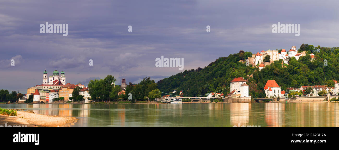 Vue panoramique de Passau et sa Veste Oberhaus château Banque D'Images