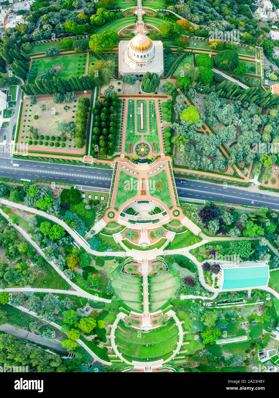 Vue aérienne de la magnifique jardin de Bahai, coloré sur les collines de la Carmel à Haïfa en Israël, avec des formes géométriques orange et vert Banque D'Images