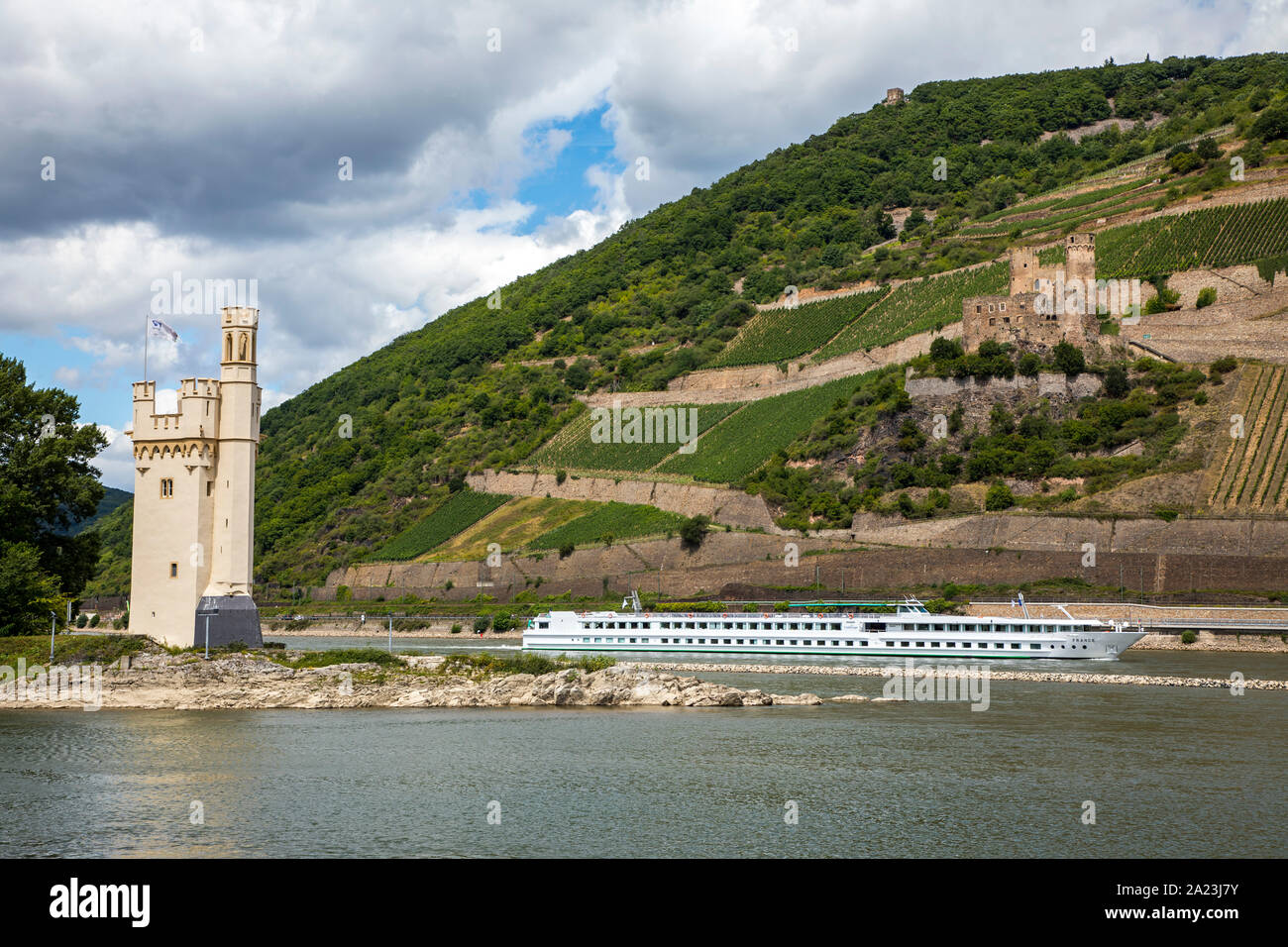 Binger Mäuseturm dans le Rhin, dans le patrimoine de la vallée du Haut-Rhin moyen, derrière le château d'Ehrenfels, river cruise ship, Allemagne Banque D'Images