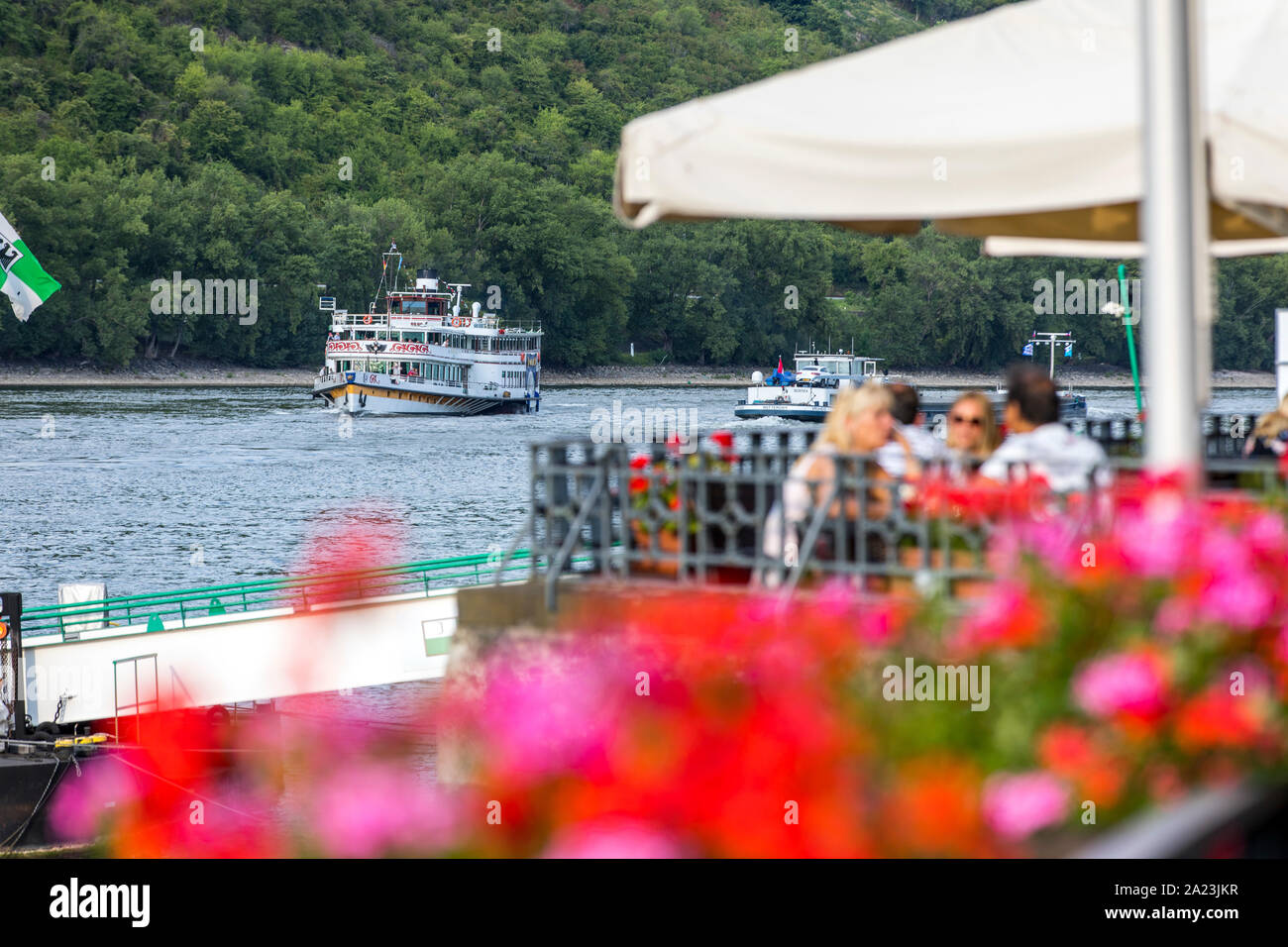 Vieille ville de Boppard dans le Rheingau, au patrimoine mondial de l Vallée du Haut-Rhin moyen, promenade du lac, terrasses de restaurants, de l'Allemagne Banque D'Images