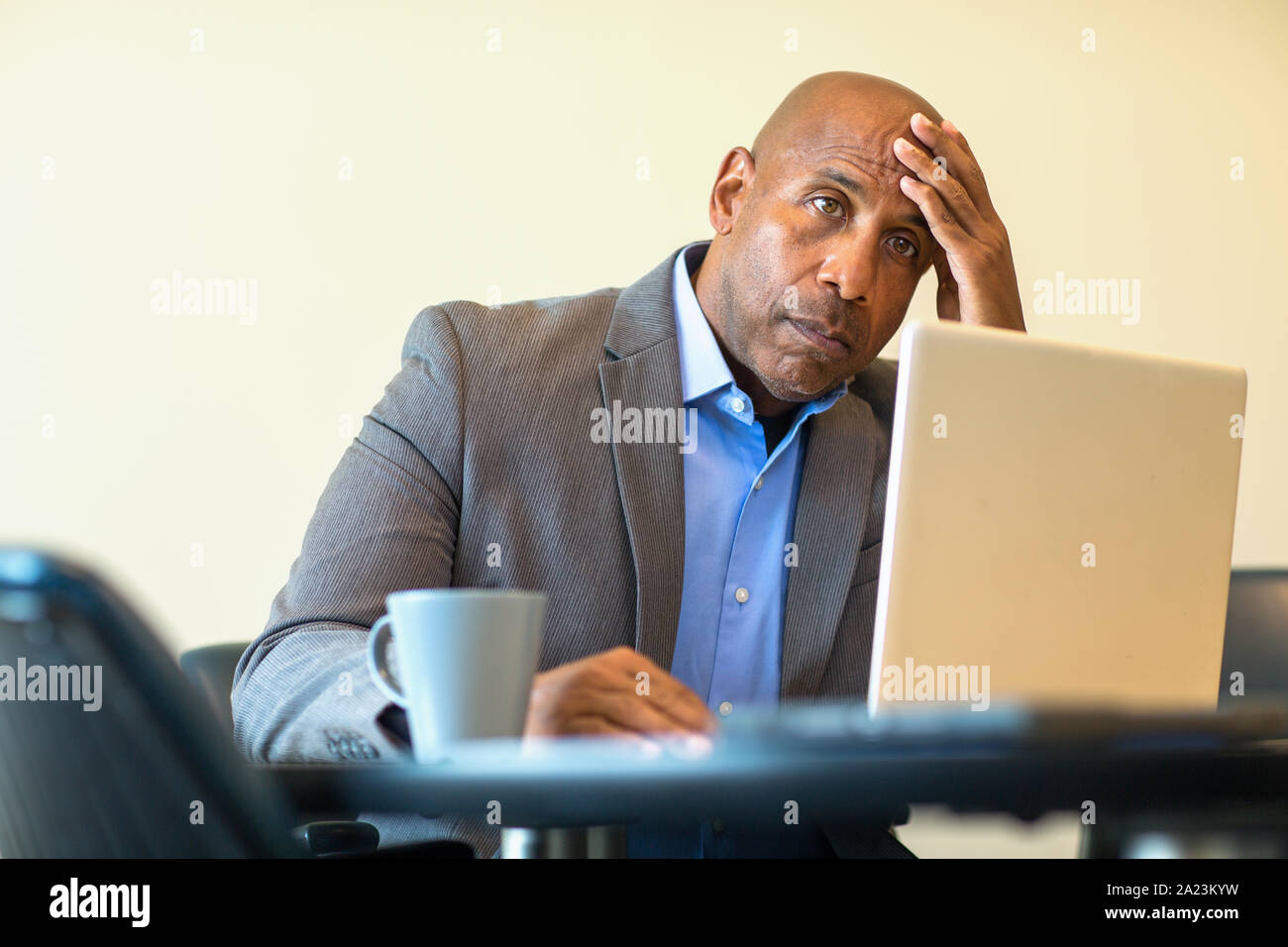 African American man ayant un moment difficile au travail. Banque D'Images