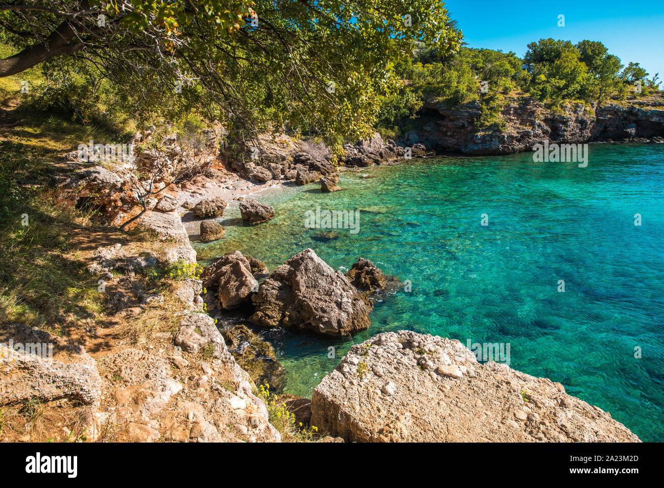 La baie pittoresque de la mer Adriatique. Paysage rocheux du littoral croate et le soleil Météo. Destination vacances. L'eau cristalline Turquoise. Banque D'Images