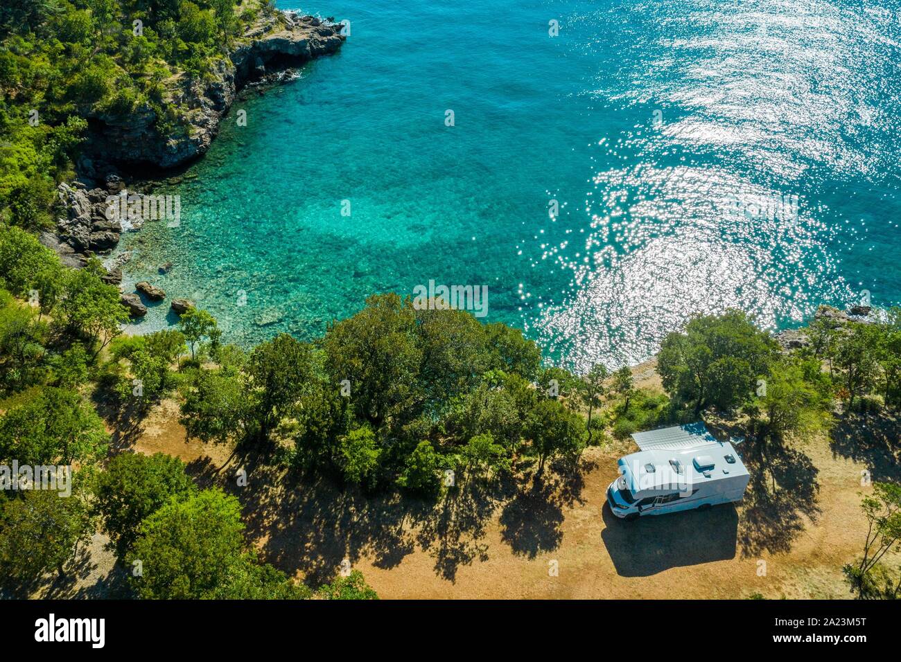 Photo aérienne du front de mer pittoresque RV Camping. Camping Camping-car moderne sur la mer Méditerranée côte croate. Locations de sur la route. Baie Turquoise Banque D'Images