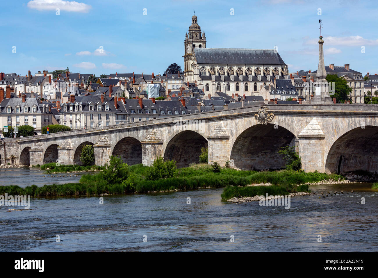 La ville de Blois par la Loire dans la vallée de la Loire en France. Banque D'Images