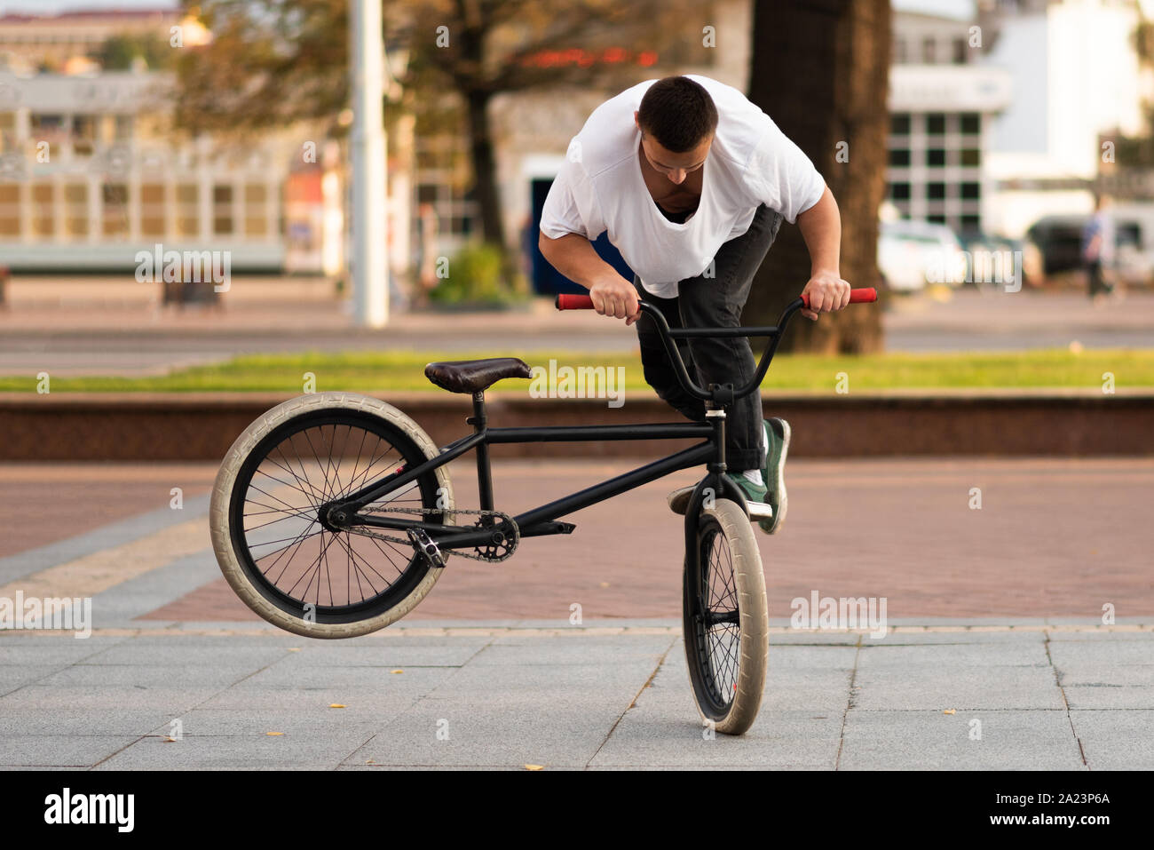 Le gars sur le v lo stunt tourne le v lo sur la roue avant