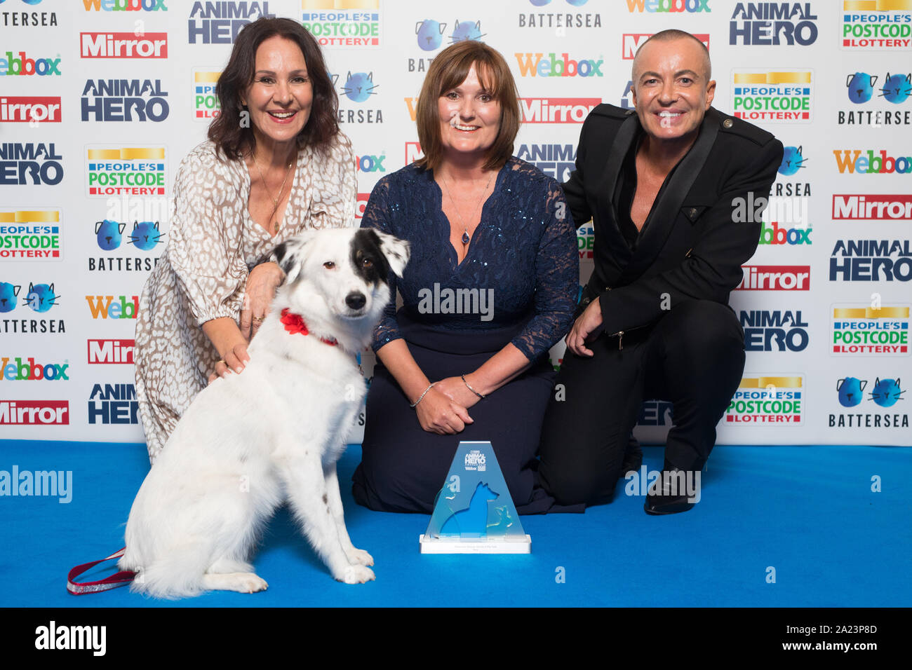 Fleur, lauréat du prix Battersea Rescue Animal of the Year, avec la propriétaire Wendy Morris, Arlene Phillips et Julian Macdonald, au Mirror Animal Hero Awards 2019, en partenariat avec la Loterie People's Postcode et WebBox. Banque D'Images