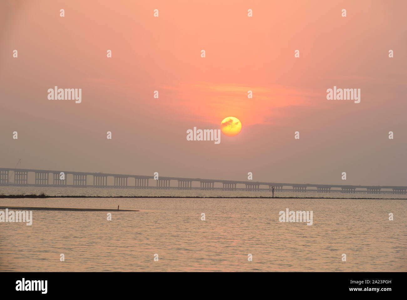 Coucher de soleil sur la baie et l'Aransas Lyndon B Johnson Causeway, Goose Island State Park, Texas, États-Unis Banque D'Images