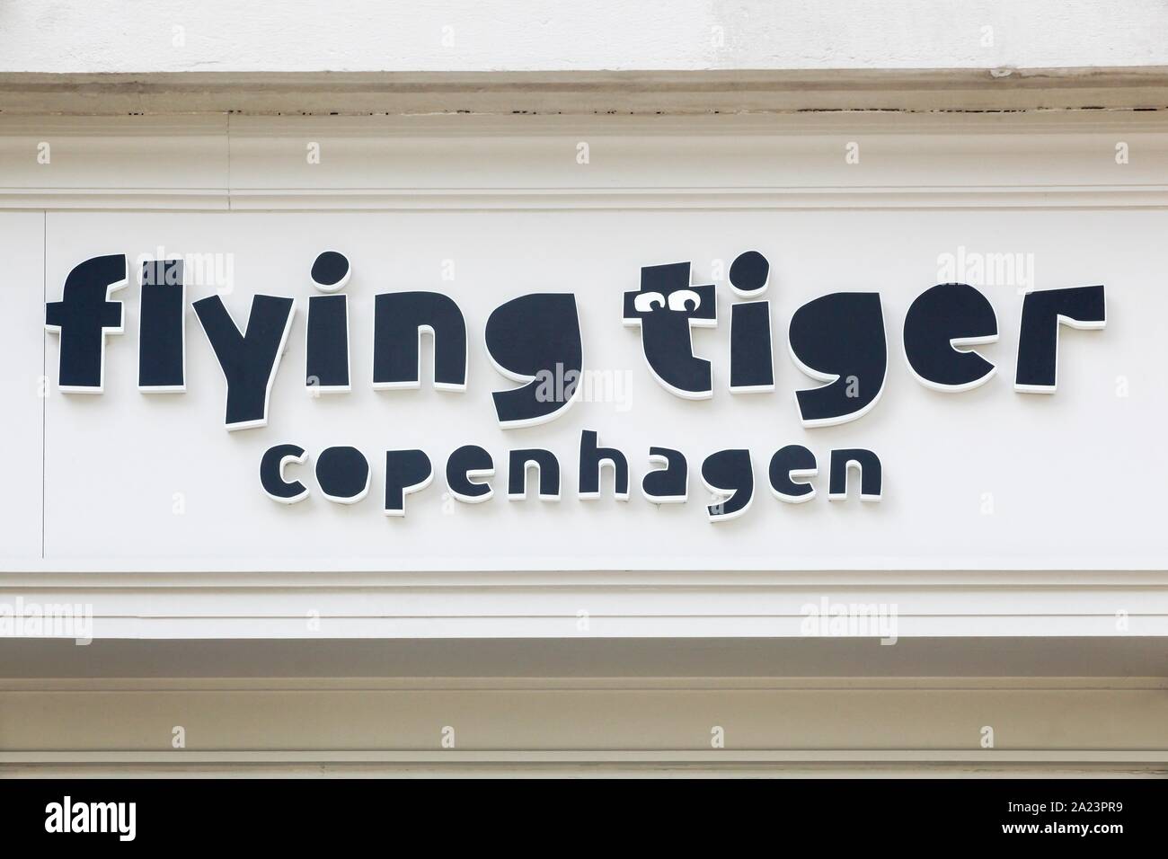 Lyon, France - 5 septembre 2019 : Flying Tiger Copenhague logo sur un mur. Flying Tiger Copenhague est une chaîne de magasins de variété danoise Banque D'Images