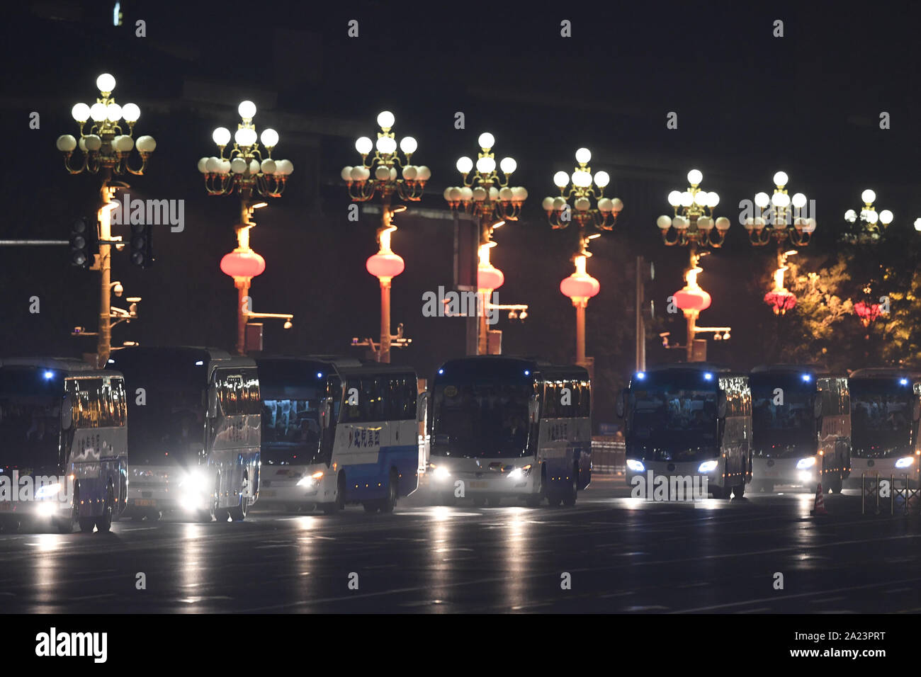 Beijing, Chine. 1 octobre, 2019. Photo prise le 1 octobre, 2019 montre la vue de la nuit de l'Avenue Chang'an à Beijing, capitale de la Chine. Credit : Tao Ming/Xinhua/Alamy Live News Banque D'Images