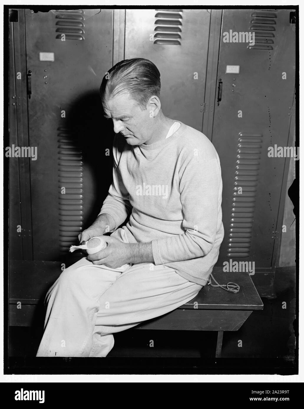 Auteur de Solon's jeu préféré. Washington D.C. Pete Henderson, physique Directeur de la Chambre des représentants de Sport, à l'origine du jeu de balle pelote, sport préféré des membres du Congrès, ces jours. Le jeu se joue avec le règlement intérieur d'une balle de tennis. Henderson est montré le disque de décapage cache une des boules Banque D'Images