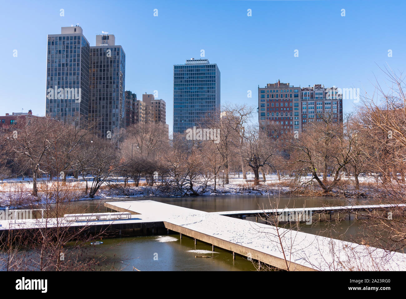 Étang du Nord avec de la neige en hiver Promenade dans Lincoln Park Chicago avec des bâtiments Banque D'Images