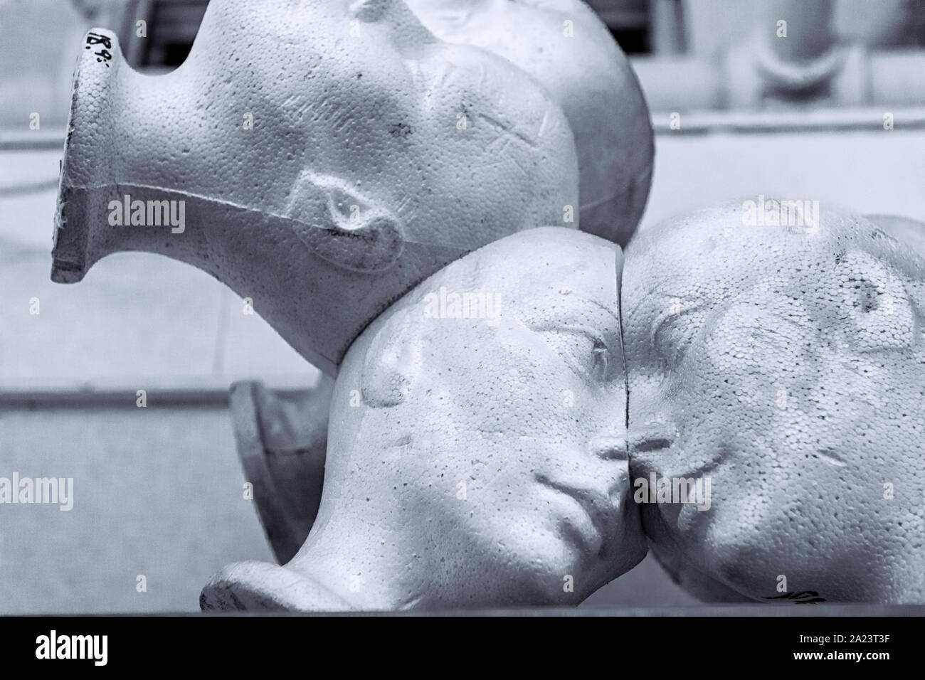 Tête humaine en styromousse mannequins réunis Banque D'Images