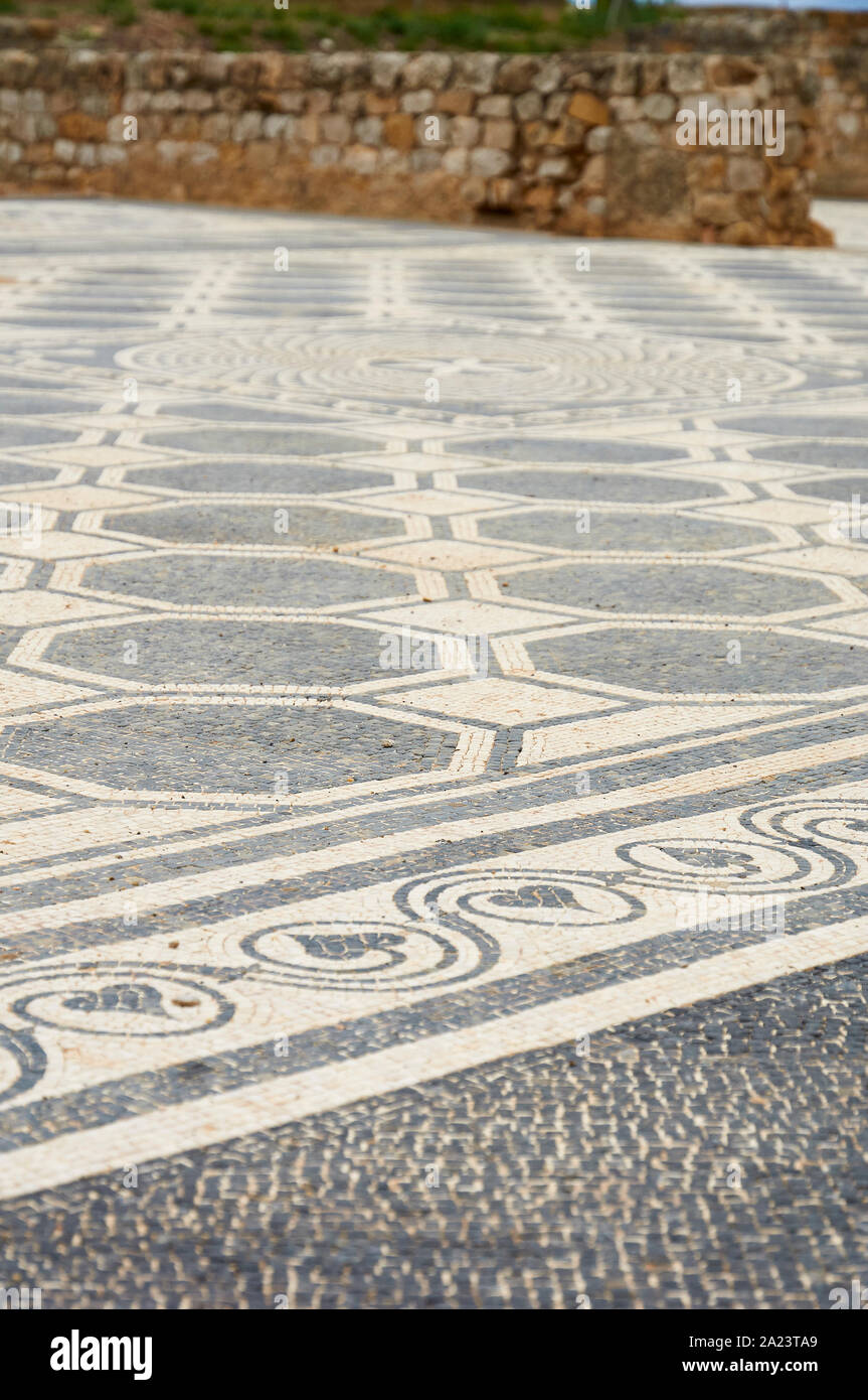 Détail d'une mosaïque romaine géométrique d'un domus de la ville romaine au site archéologique d'Empúries (Ampurias, La Escala, Alt Empordà, Gérone, Espagne) Banque D'Images