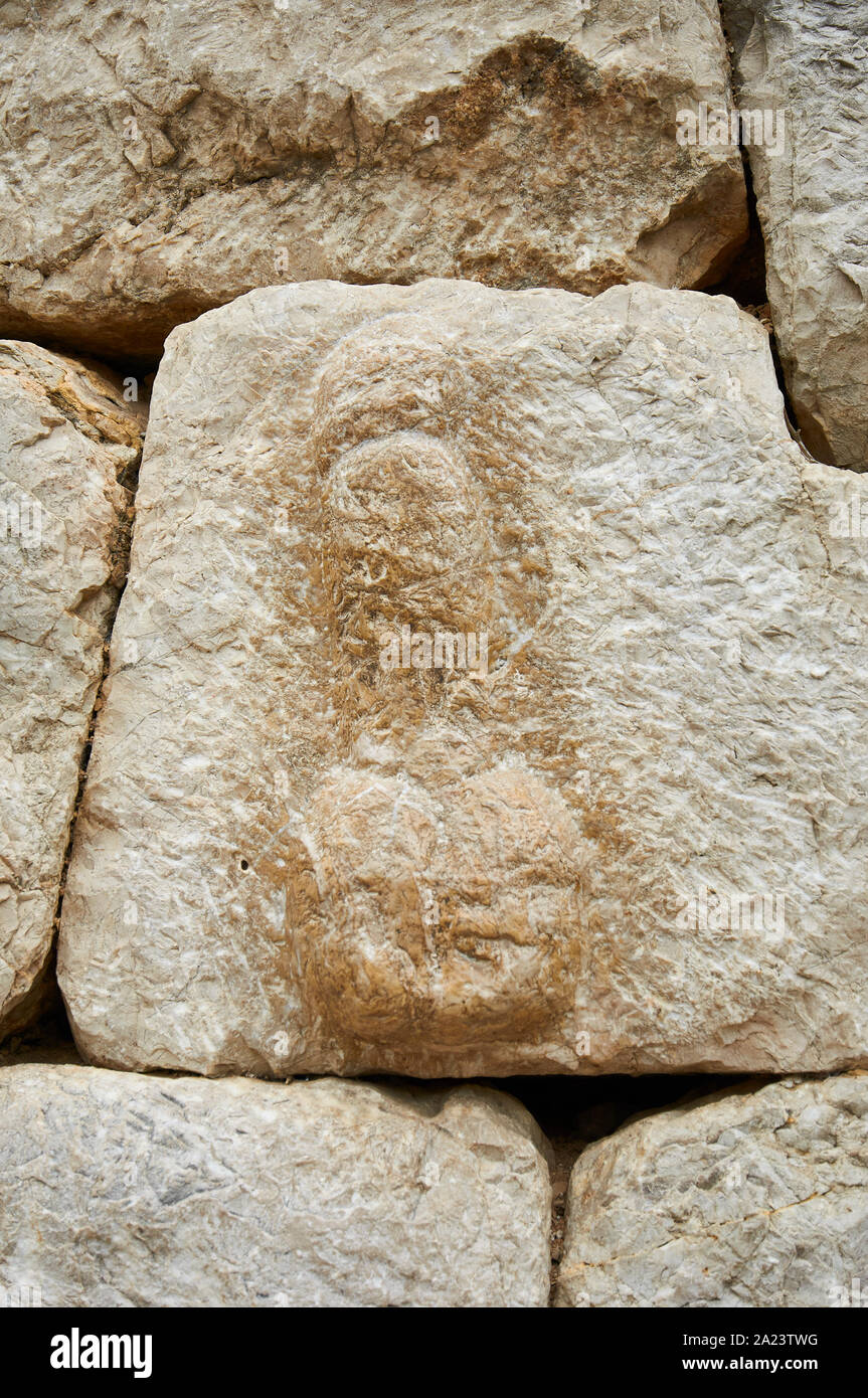 Symbole phallique en maçonnerie de pierre sculptés dans le mur de la ville romaine au site archéologique d'Empúries (Ampurias, La Escala, Alt Empordà, Gérone, Espagne) Banque D'Images