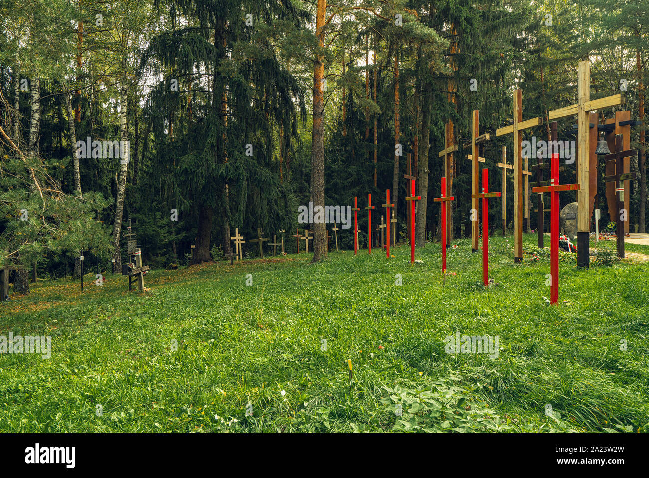 Forêt et croise à charnier à Kurapaty, près de Minsk, Biélorussie. Lieu d'exécutions de masse au cours de grandes purges par NKVD Banque D'Images