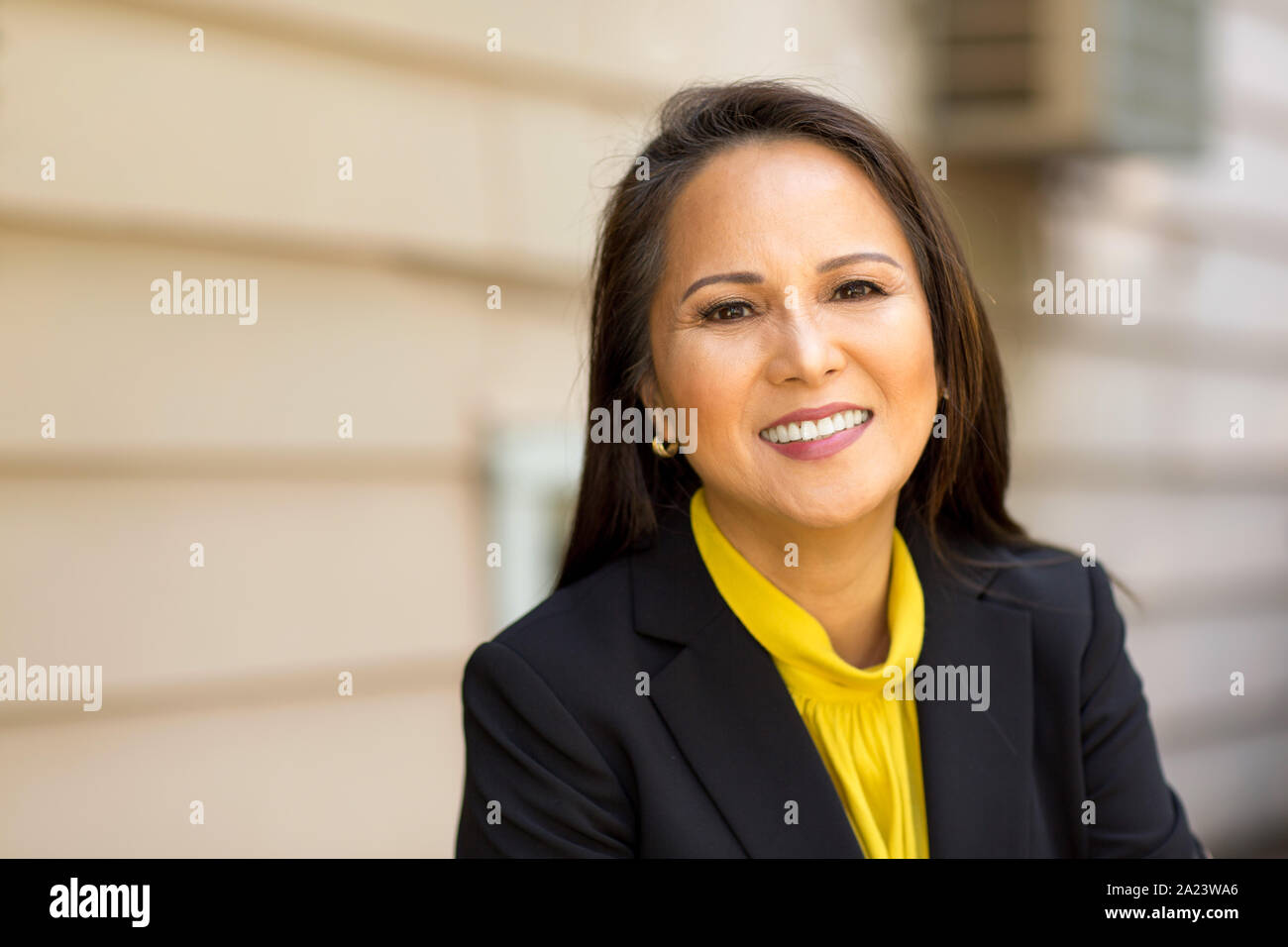 Portrait of a Young Asian woman dans un costume d'affaires. Banque D'Images