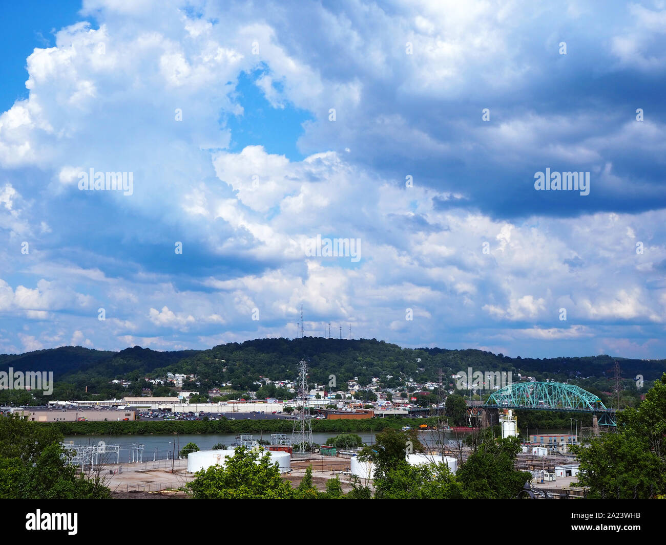 CHARLESTON, WEST VIRGINIA - Juillet 26, 2019 : la Kanawha River qui traverse le milieu de Charleston, West Virginia, dans la montagnes des Appalaches. Banque D'Images