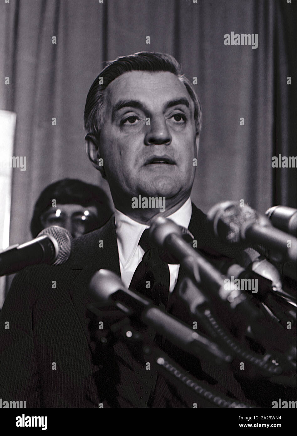 Washington DC, USA, le 15 février 1984 Washington DC, USA, le 15 février 1984, l'ancien Vice-président Walter Mondale candidat présidentiel démocratique participe à une collecte de fonds rally au siège de maintenant. Il est accompagné de l'actuel président Judy Goldsmith et sénatrice Barbara Mikulski démocrate du Maryland Banque D'Images