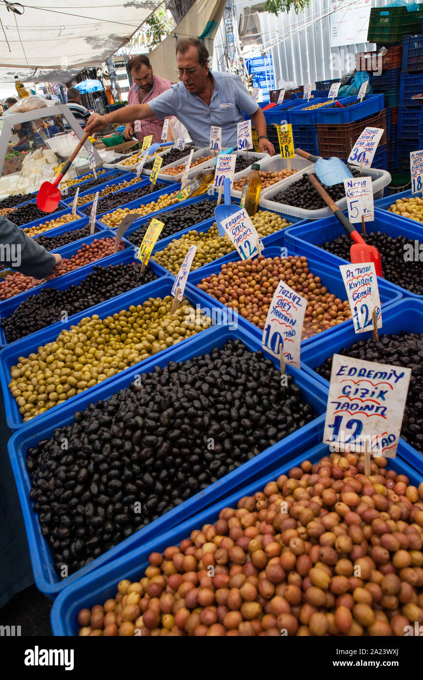 Échoppe de marché vendant les olives dans le district de Fatih à Istanbul Banque D'Images