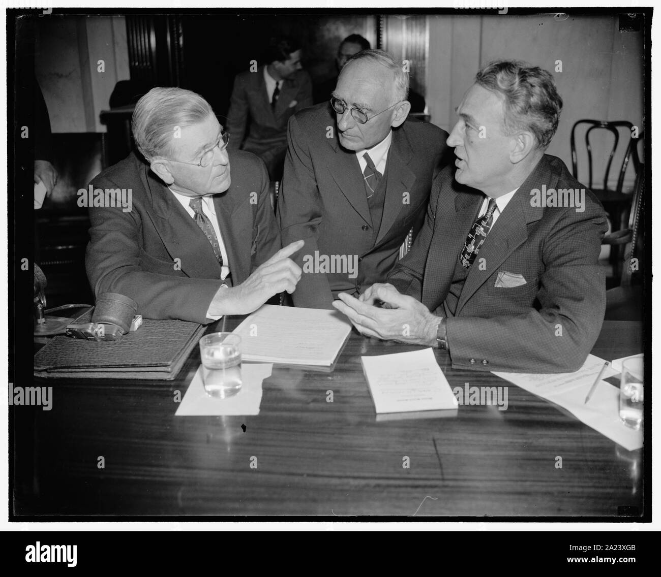 TVA président évincé raconte son histoire. Washington, D.C., le 25 mai. Apparaissant comme le premier témoin à comparaître devant le comité d'enquête du Congrès conjoint TVA aujourd'hui, le Dr Arthur E. Morgan destitué le président de la Tennessee Valley Authority, a déclaré que ses deux co-directeurs s'étaient livrés à de fausses représentations et d'hypocrisie, mais n'a fait aucun effort pour montrer qu'ils avaient été reconnus coupables de pratiques de corruption. Il est photographié avec le sénateur Vic Donahey, (à gauche), président, et James M. Mead, co-président de la commission, 5/5/38 Banque D'Images