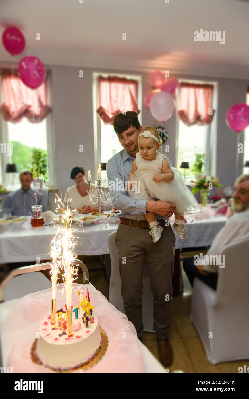 Bébé Fille 1 An Célébrant Son Premier Anniversaire Dans La Chambre. Manger  Du Gâteau. Décoration D'anniversaire. Enfance. Banque D'Images et Photos  Libres De Droits. Image 90439406