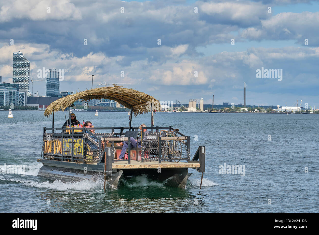 Taxi de l'eau transporte des passagers du centre-ville de Toronto (Ontario) de Hanlans Point sur les îles de Toronto. Banque D'Images