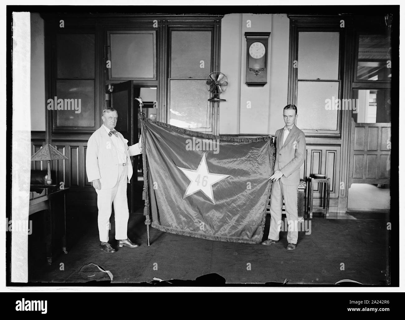 P.M.G. Nouveau et Léon H. Moore avec drapeau d'état de l'Oklahoma, 8/8/24 Banque D'Images