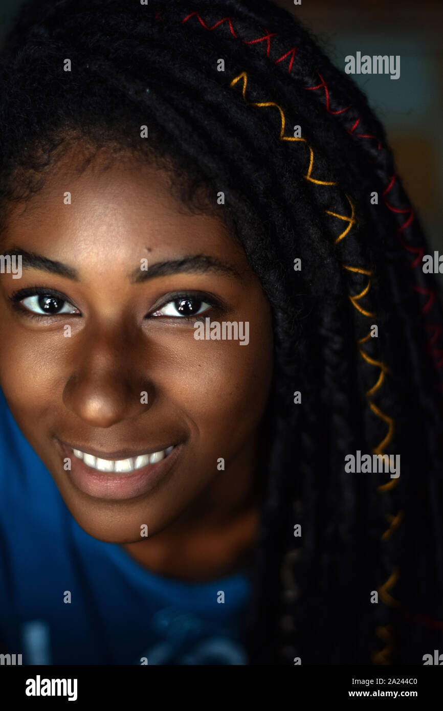 L'intérieurapt close up portrait of young woman noir avec des dreadlocks, Cali, Colombie Banque D'Images