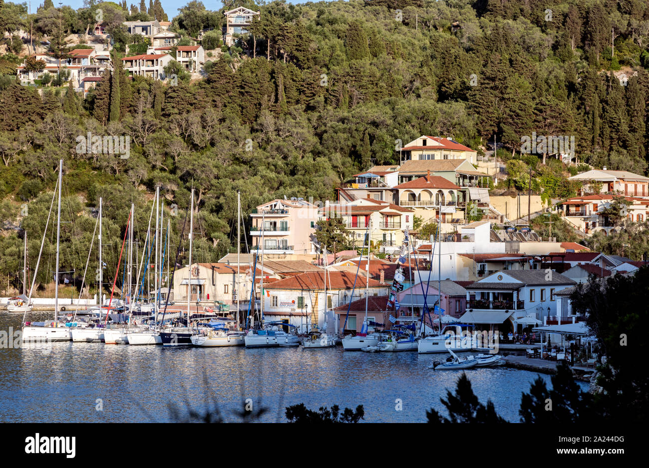 Yachts dans le port de Paxos Lakka Grèce îles Grecques Banque D'Images