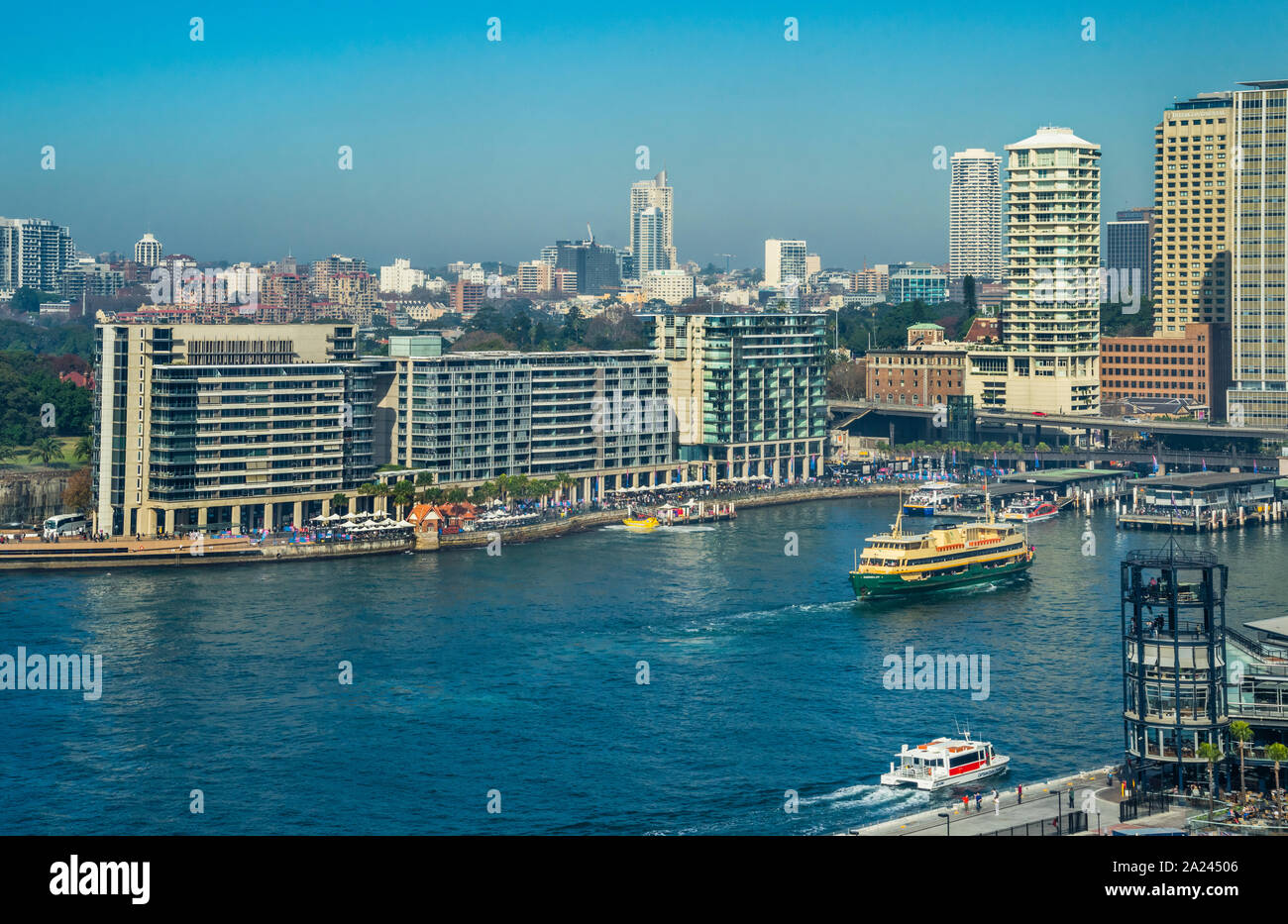 Vue du quai circulaire colonaded sur Sydney Cove avec magasins et restaurants, la péninsule et coloniale Mirvac vacances complexes a été surnommé 'T Banque D'Images